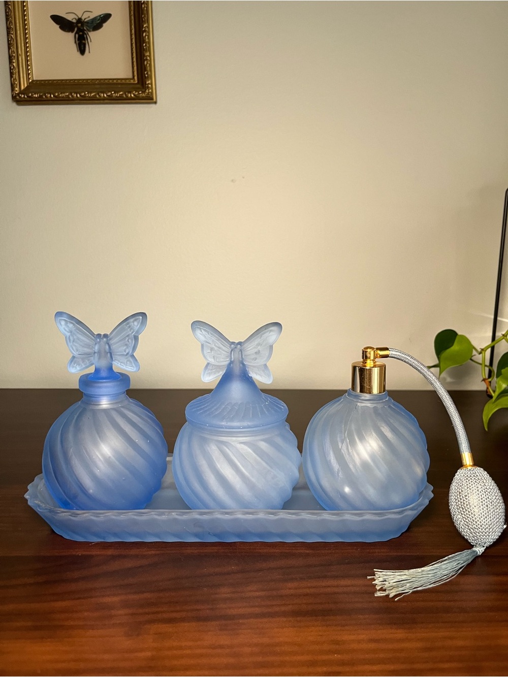 Vtg Vanity Set Frosted Glass Butterfly β’ Perfume Atomizer Powder Jar Hollywood - Picture 14 of 15
